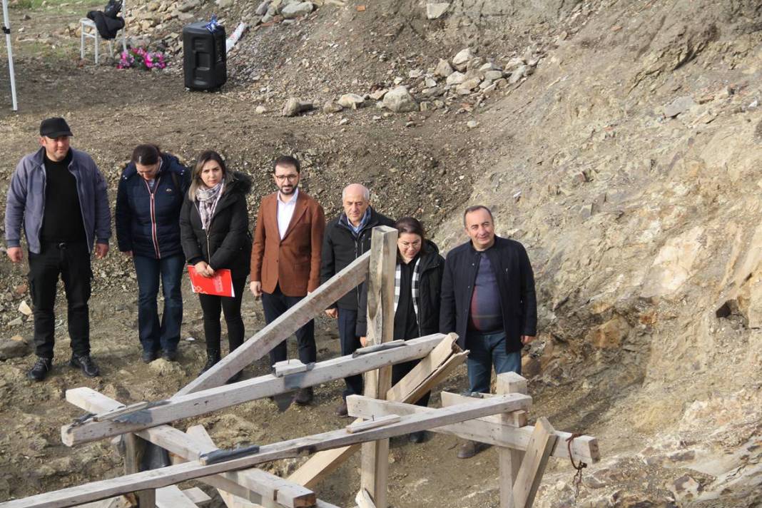 Türk bayrağı dikmek için toprağı kazınca şoke oldular! Kazdıkça yenisi çıkıyor. Yetkililer bölgeyi incelemeye aldı 8